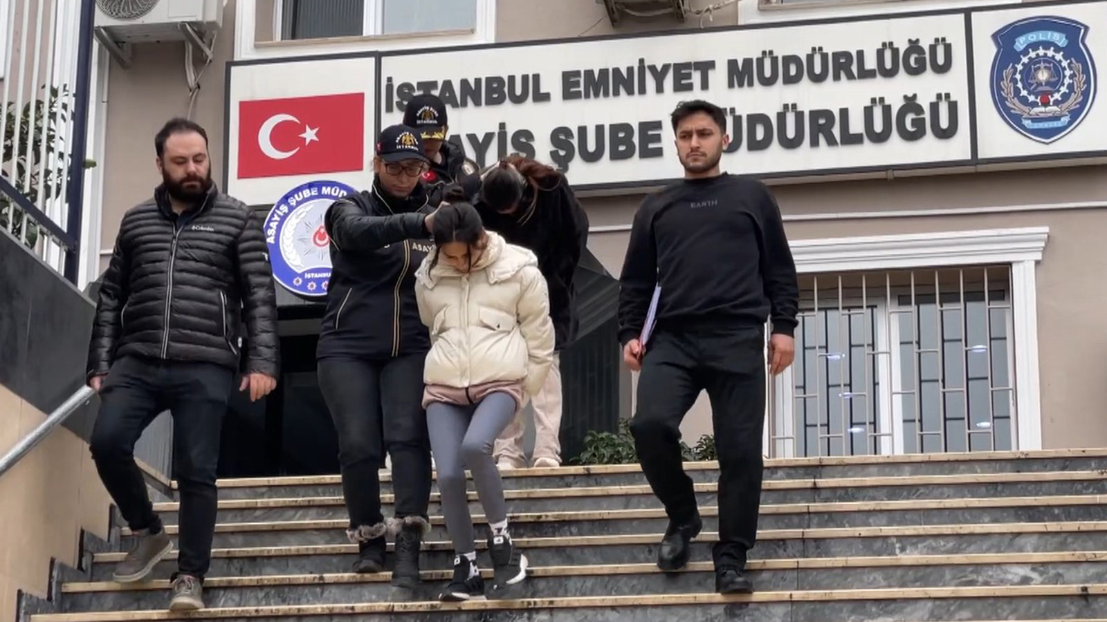 İstanbul'da evden 2 milyon liralık ziynet eşyası çalan 2 kadın tutuklandı