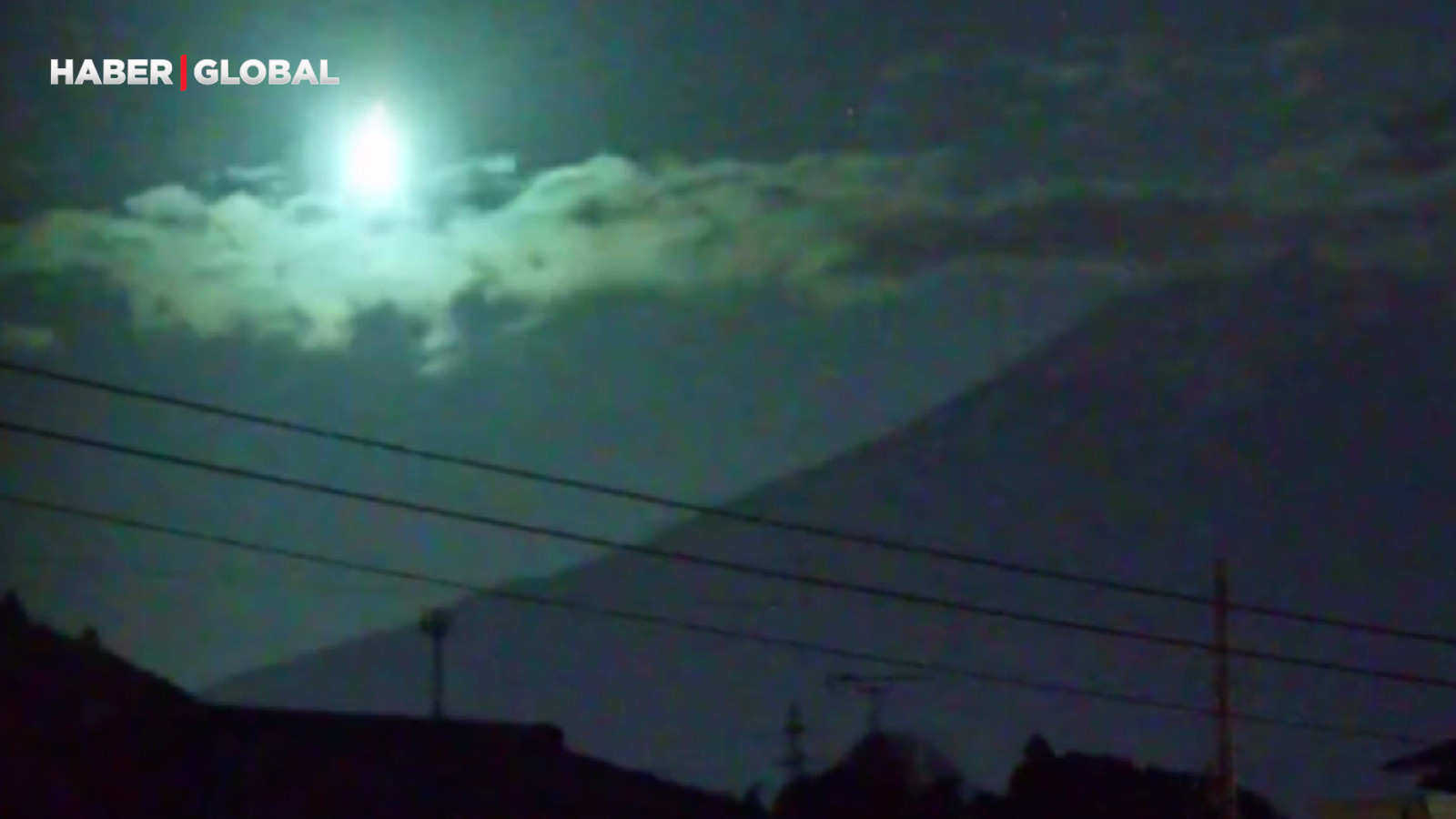 Japonya’daki Fuji Dağı semalarında eşsiz görüntüler! Yanarak atmosfere girdi