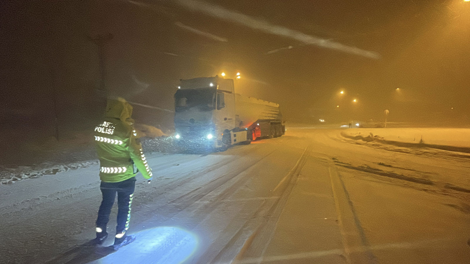 Kar yağışı ulaşımı olumsuz etkiledi: D-100 kara yolunda ağır tonajlı araçlara geçiş yasağı