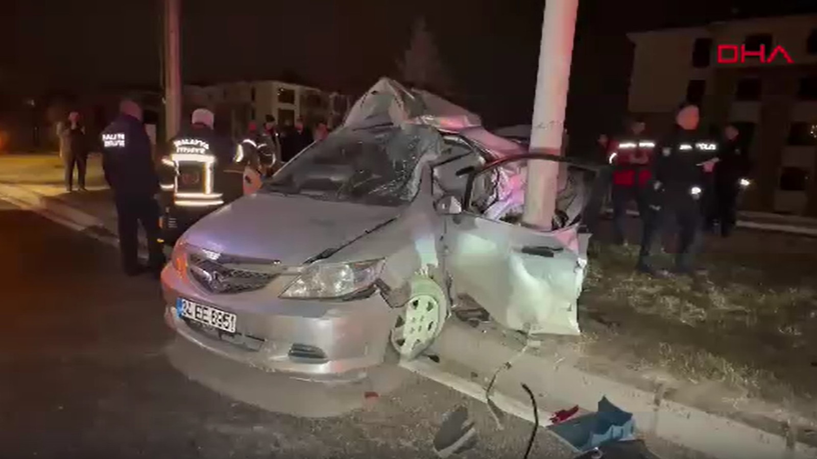 Otomobil trambüs direğine çarptı: 1 ölü, 1 yaralı