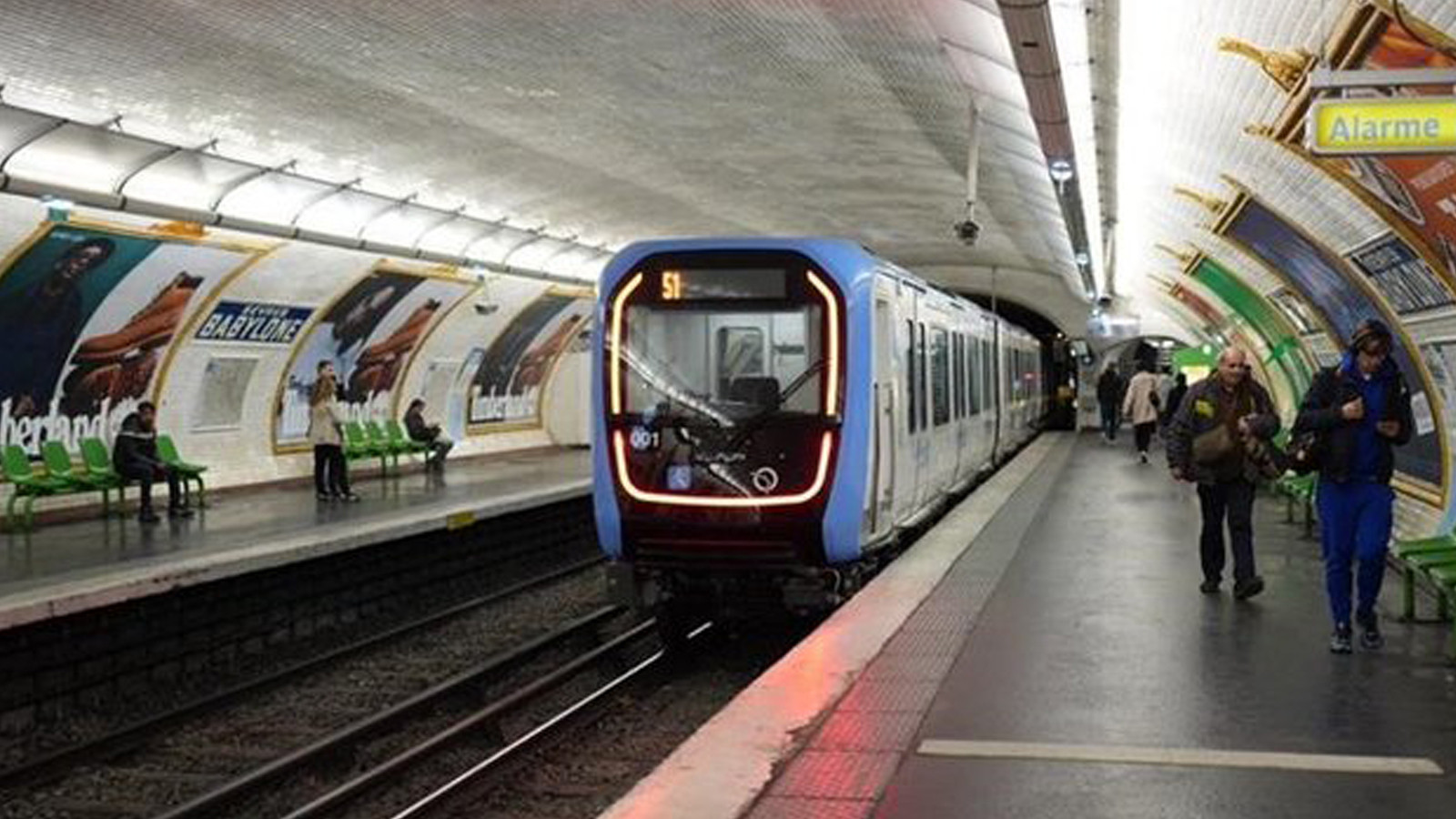 Paris metrosunda bıçaklı saldırı: Yaralılar var