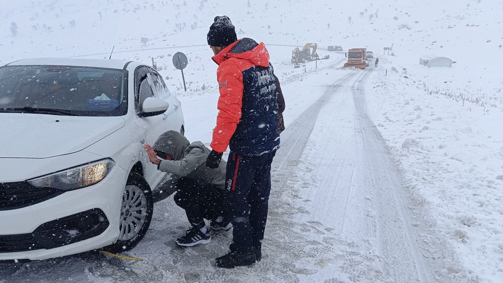 Şırnak'ta "turuncu kod" alarm: 22 araç yollarda kaldı