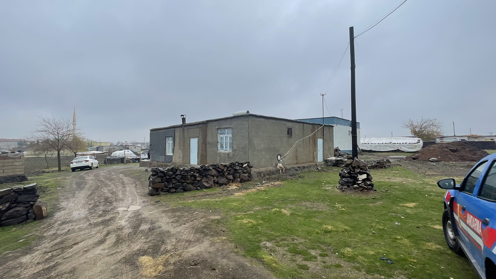 Tartıştığı karısı ile oğlunu tabancayla öldürdü