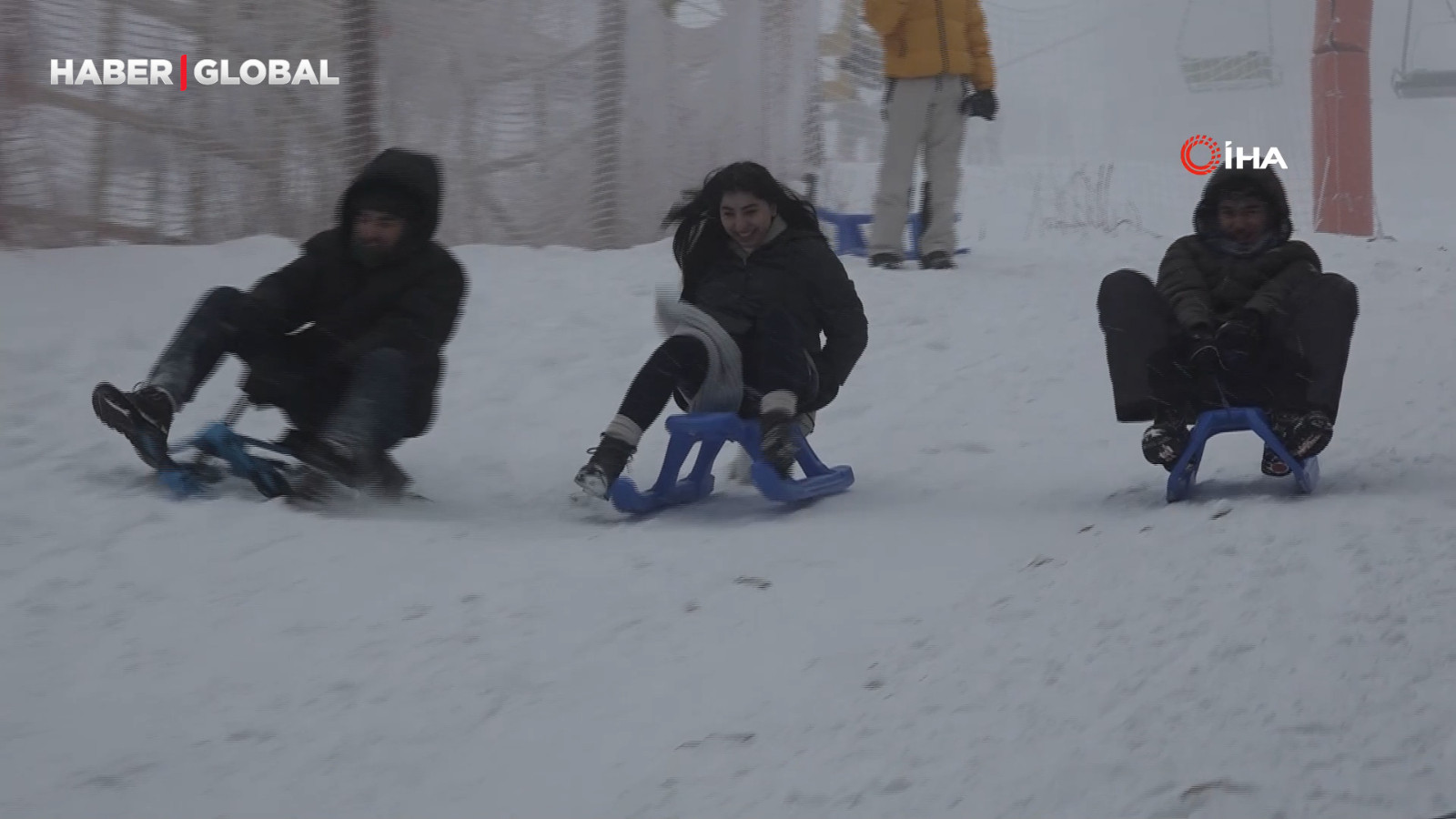 Uludağ'a yoğun kar yağdı, pistler doldu taştı