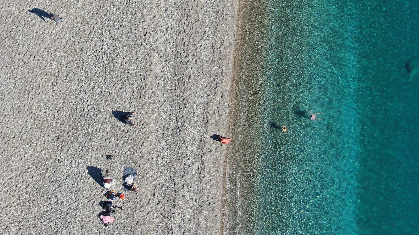 Aralık ayında herkes üşürken onlar denize girdiler
