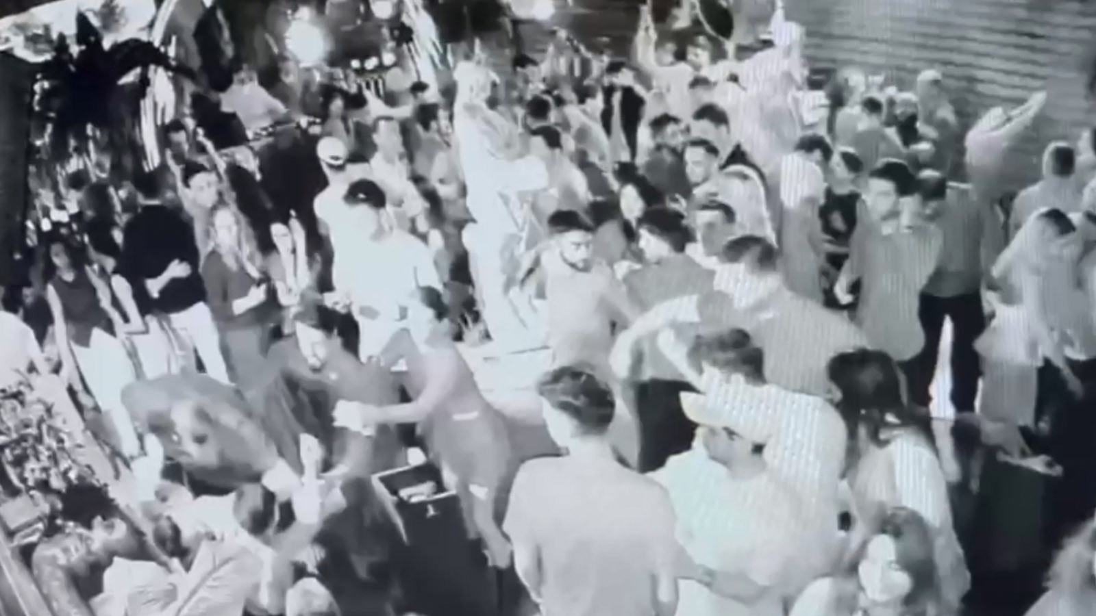 Beyoğlu’nda eğlence mekanında sarkıntılık tartışması kanlı bitti: Cam bardakla boğazından yaralandı