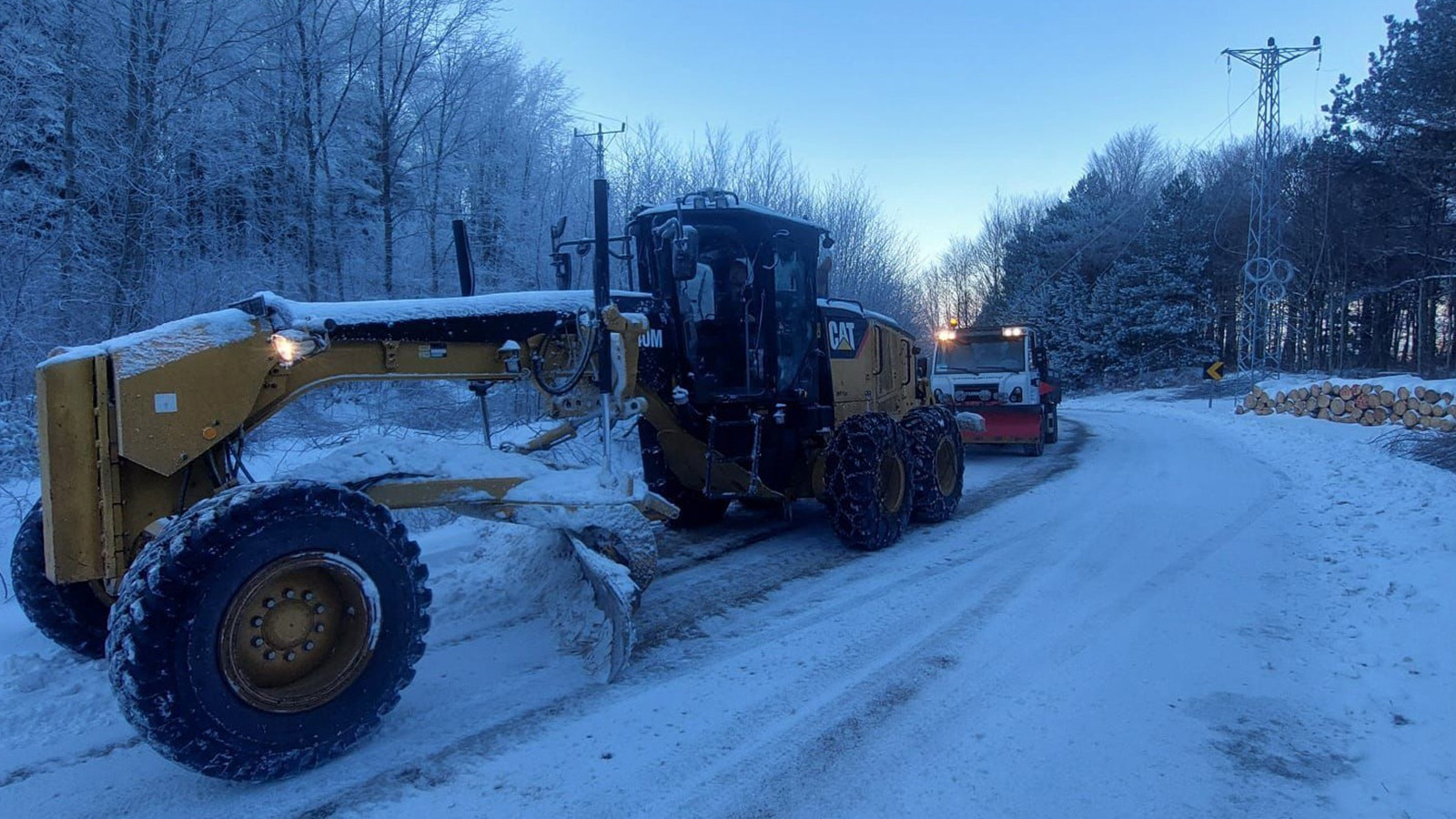 Bursa'da buzlanma seferberliği: Ekiplerden tuzlama ve yol genişletme çalışmaları