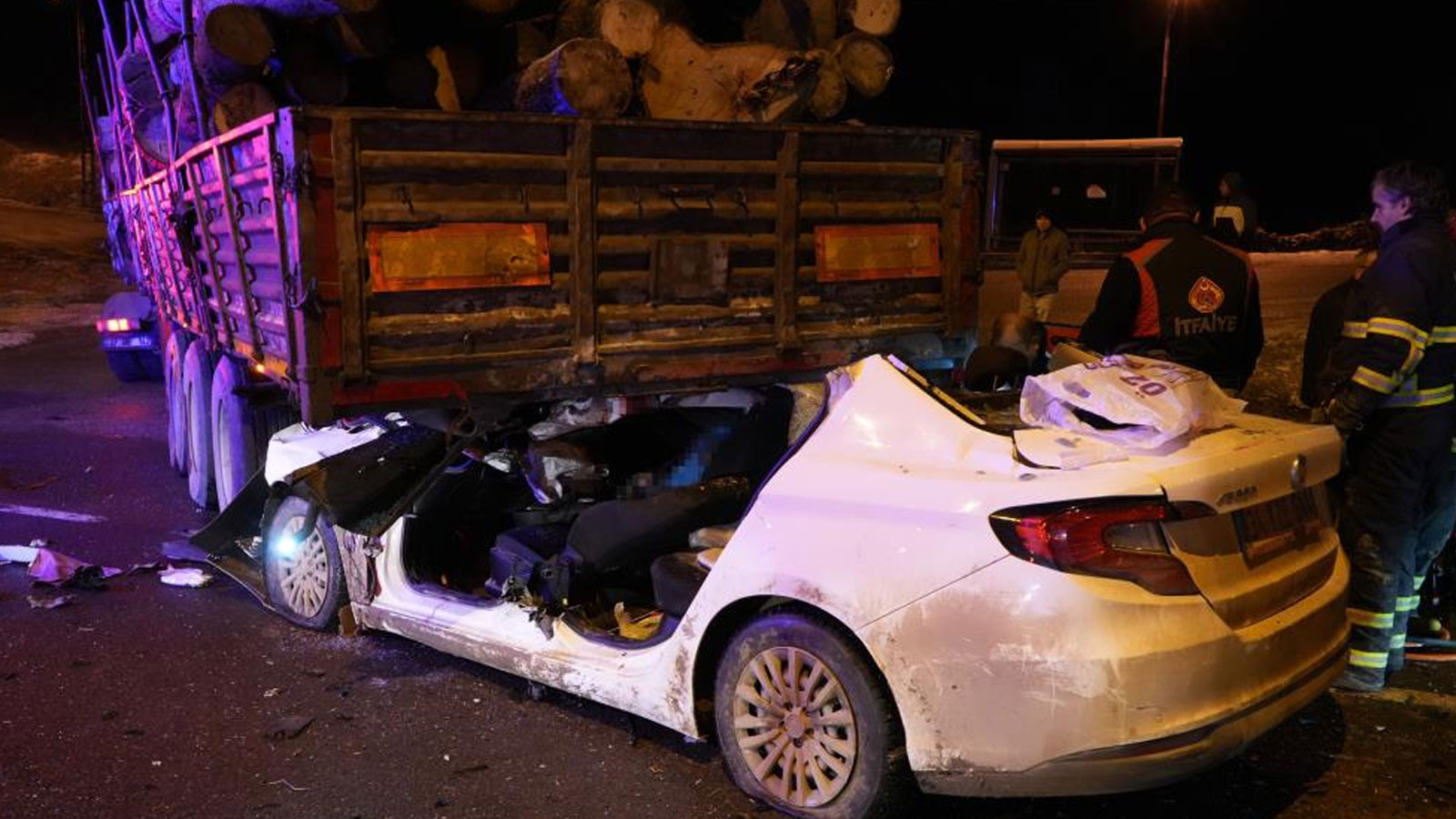 Kastamonu'da korkunç kaza! Otomobil tırın dorsesinin altına girdi: Ölü ve yaralılar var