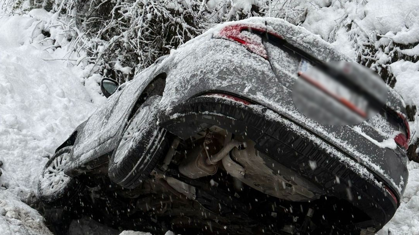 Otomobil kanala uçtu! Çok sayıda yaralı var