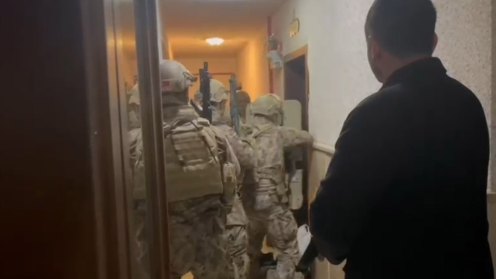 Silah ticareti ve uyuşturucu satışı yapan örgüte operasyon: 16 gözaltı