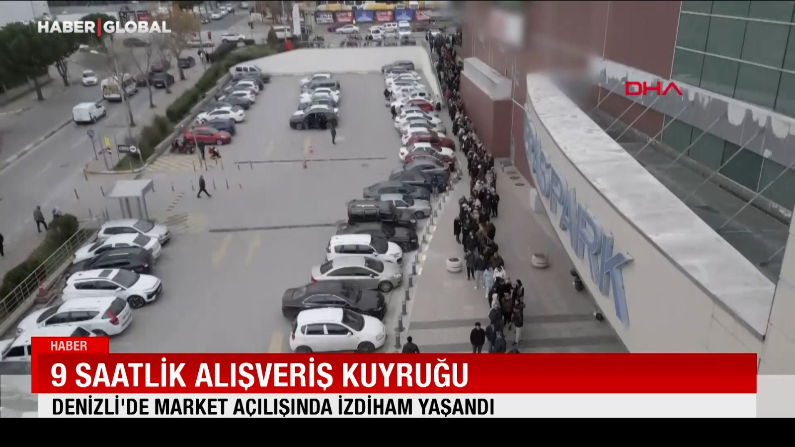 9 saatlik alışveriş kuyruğu: Denizli'de market açılışında izdiham