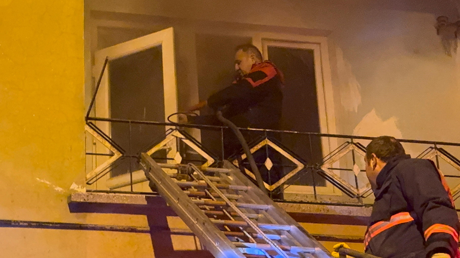 Apartmanda korkutan yangın! Çok sayıda kişi dumandan etkilendi