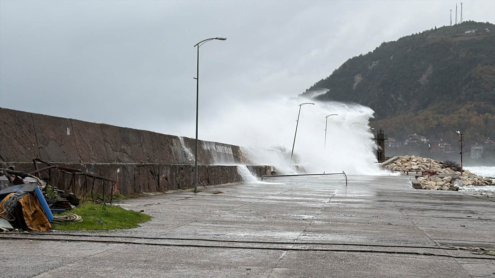 Bartın'da kuvvetli fırtına: Dalga boyu 7 metreye ulaştı