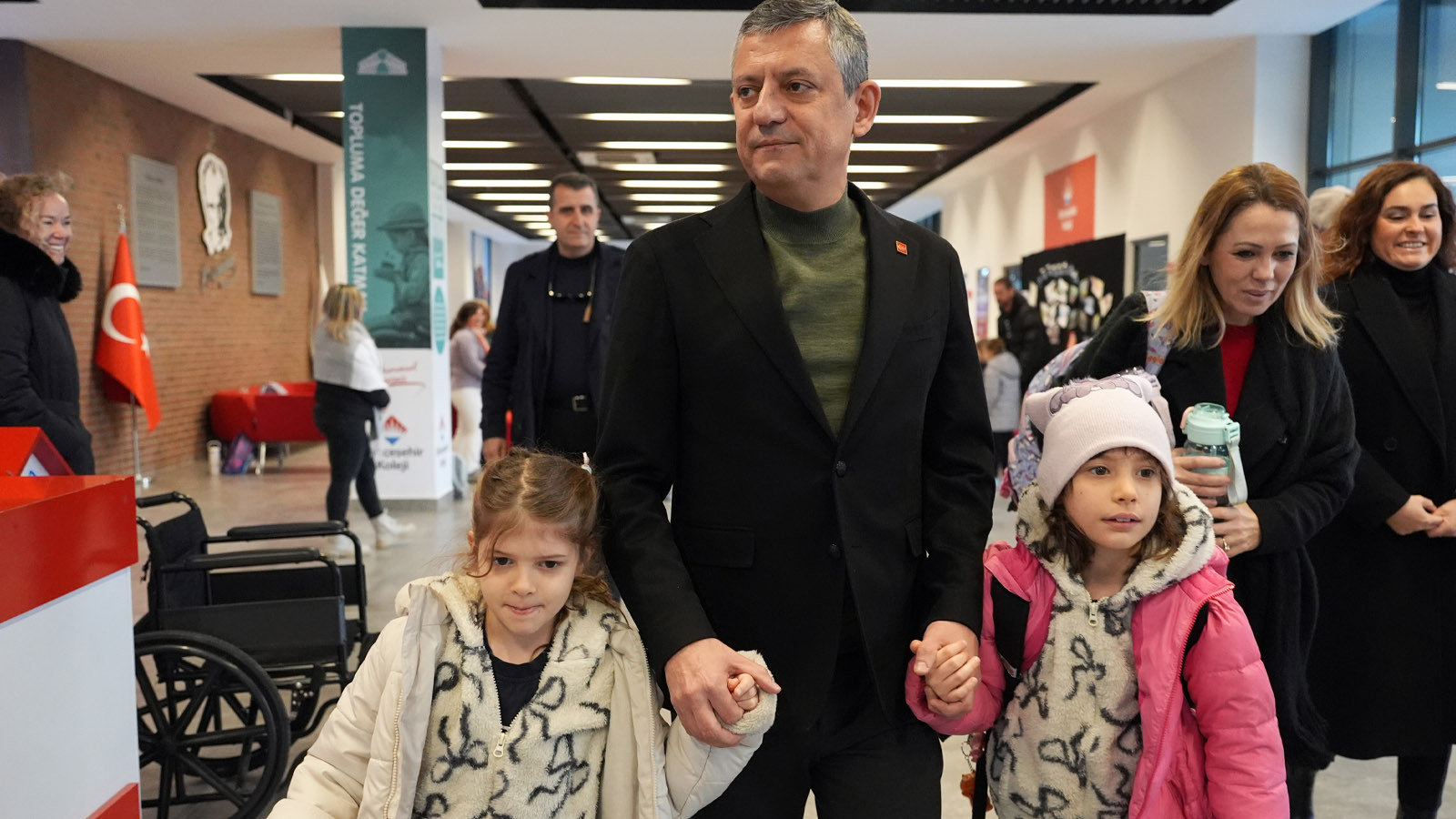 CHP lideri Özgür Özel, Ferdi Zeyrek'in kızlarını okula götürdü