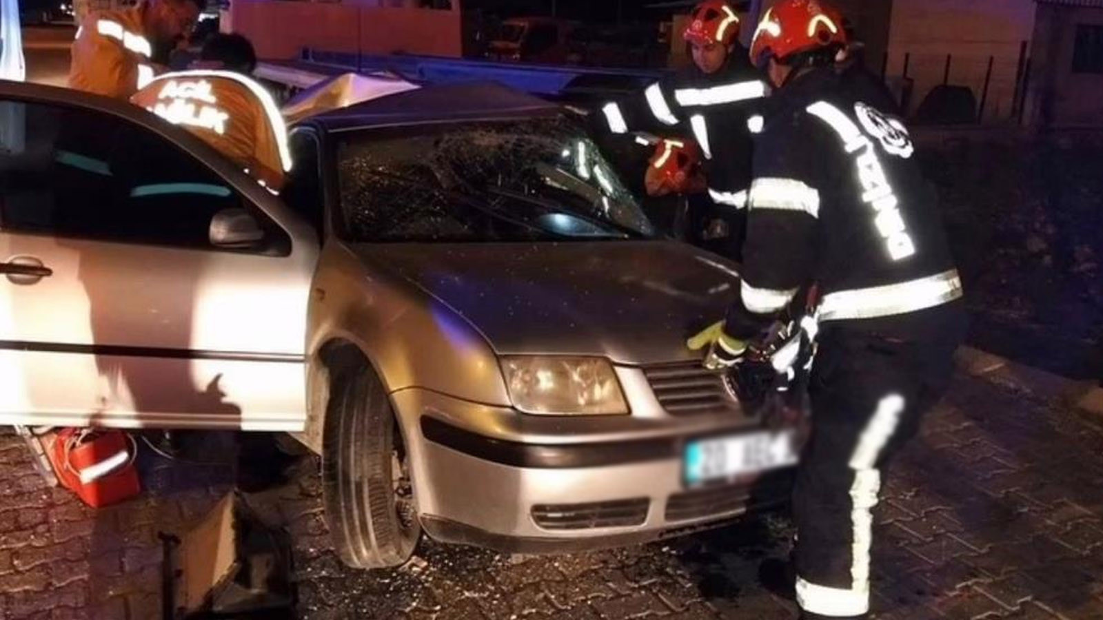 Denizli'de otomobil park halindeki tırın dorsesine çarptı: 1 ölü 1 yaralı