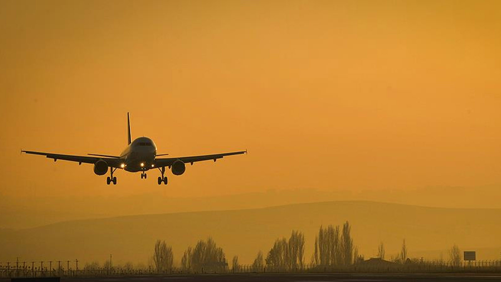 Hindistan'da havayolu ulaşımına sis engeli: 128 uçuş iptal edildi