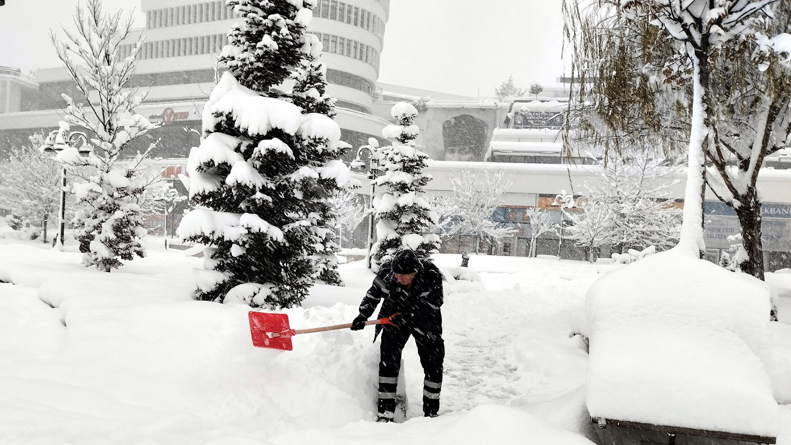Kar kalınlığı yarım metreyi aştı, araçlar yolda kaldı