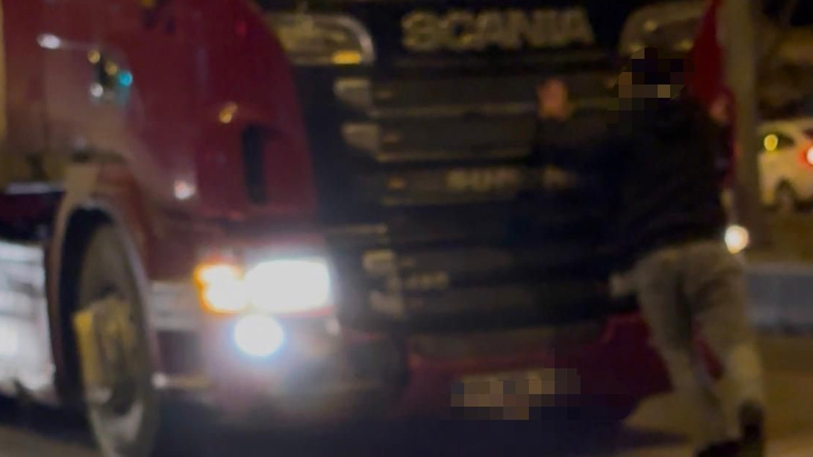 Kayseri'de şok olay! Tırın önüne atladı, trafiği kilitledi