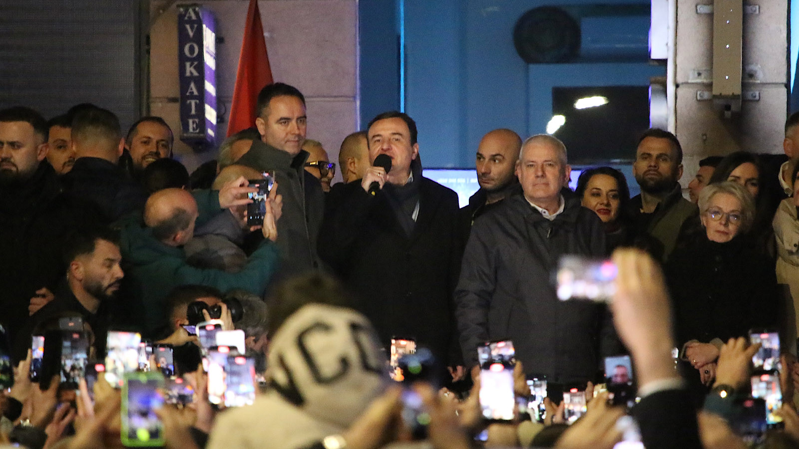 Kosova'da erken seçim: Albin Kurti bir kez daha zaferini ilan etti