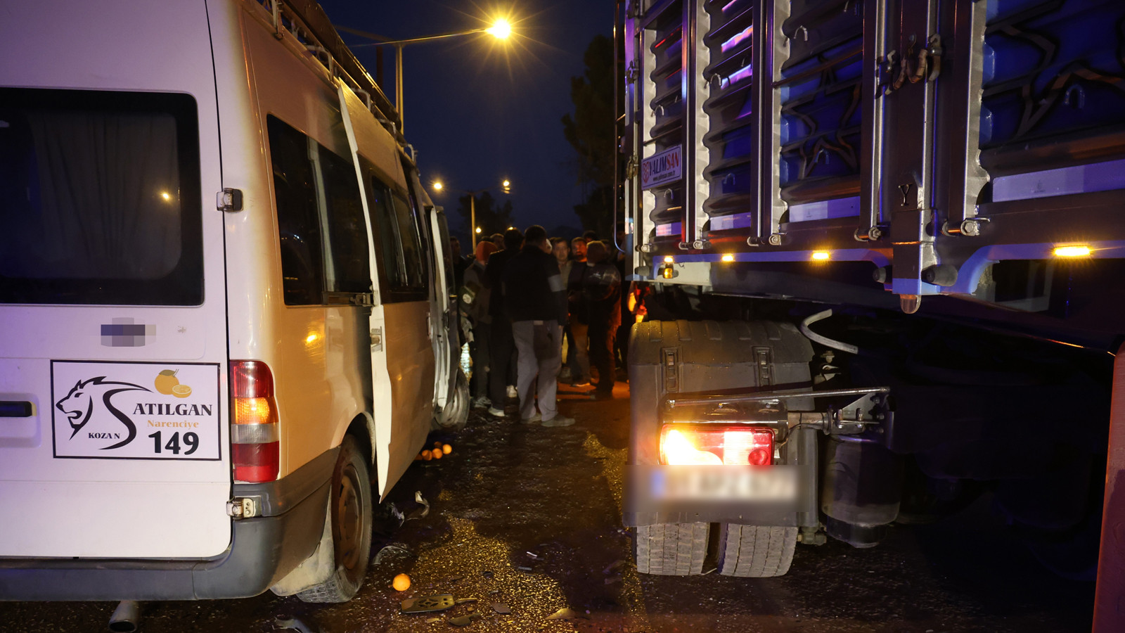 Tır işçi minibüsüne çarptı! Yaralılar var