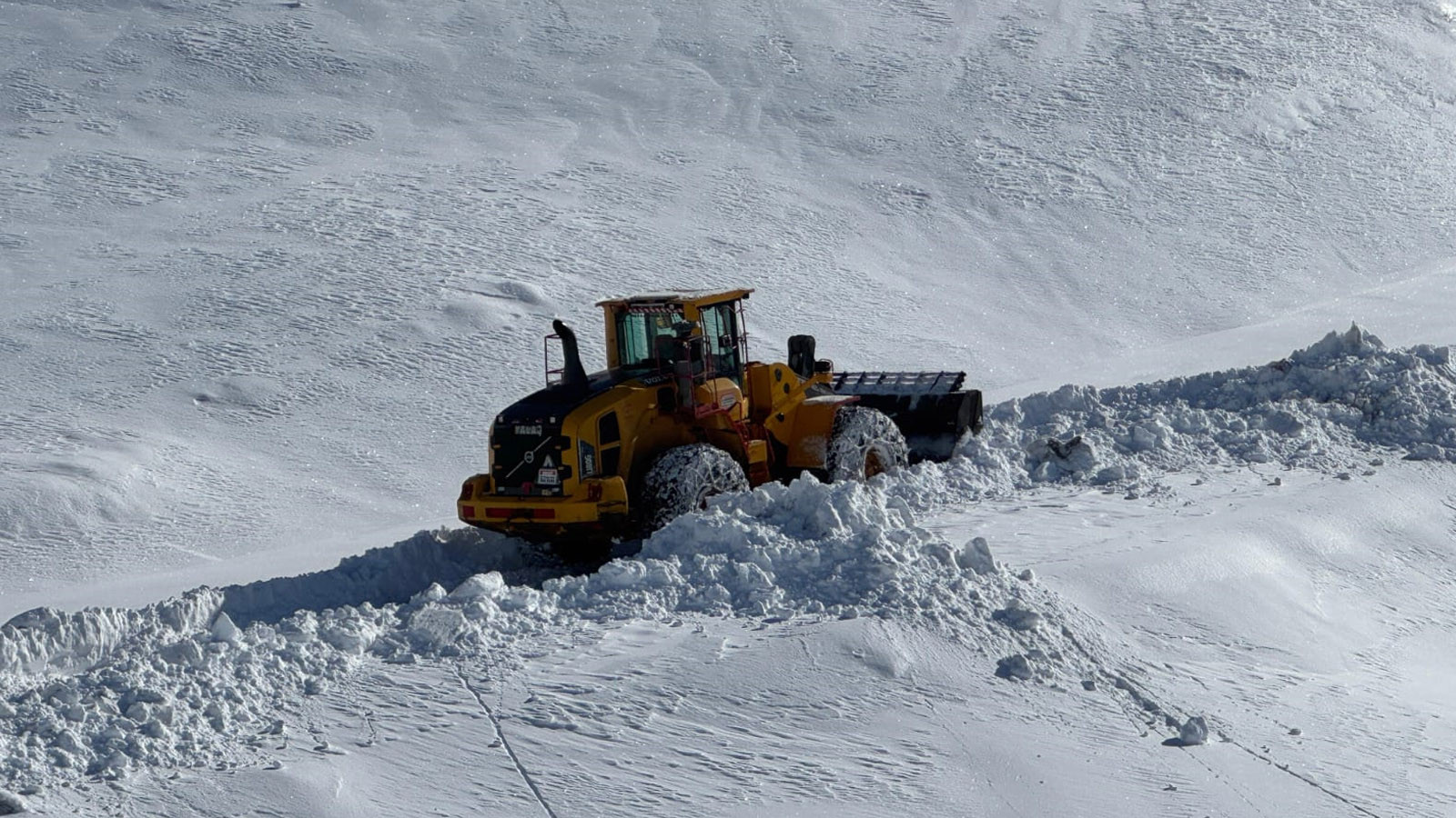 Yoğun kar yağışı sonrası beyaz esaret başladı! Çok sayıda yerleşim yerine ulaşım sağlanamıyor
