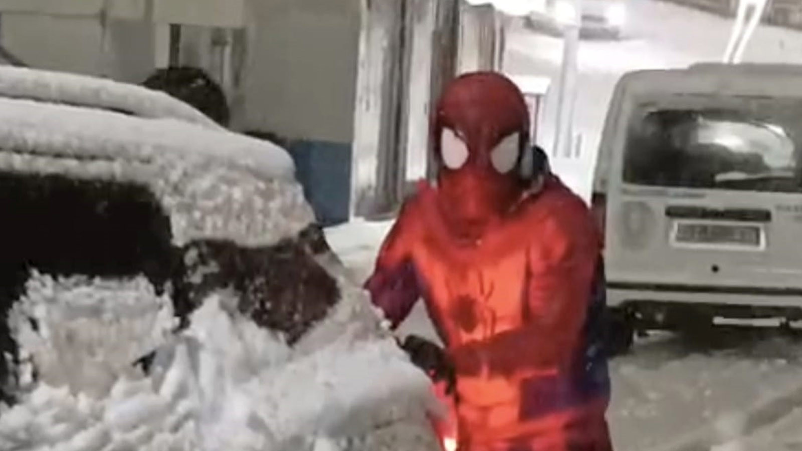 Adres: Bitlis! Karda mahsur kaldı, yardımına 'Örümcek Adam' yetişti