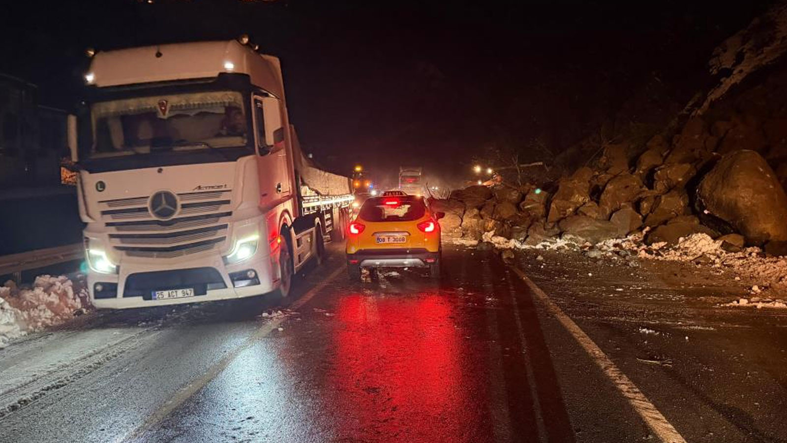 Artvin’de heyelan: Karayolu ulaşıma kapandı