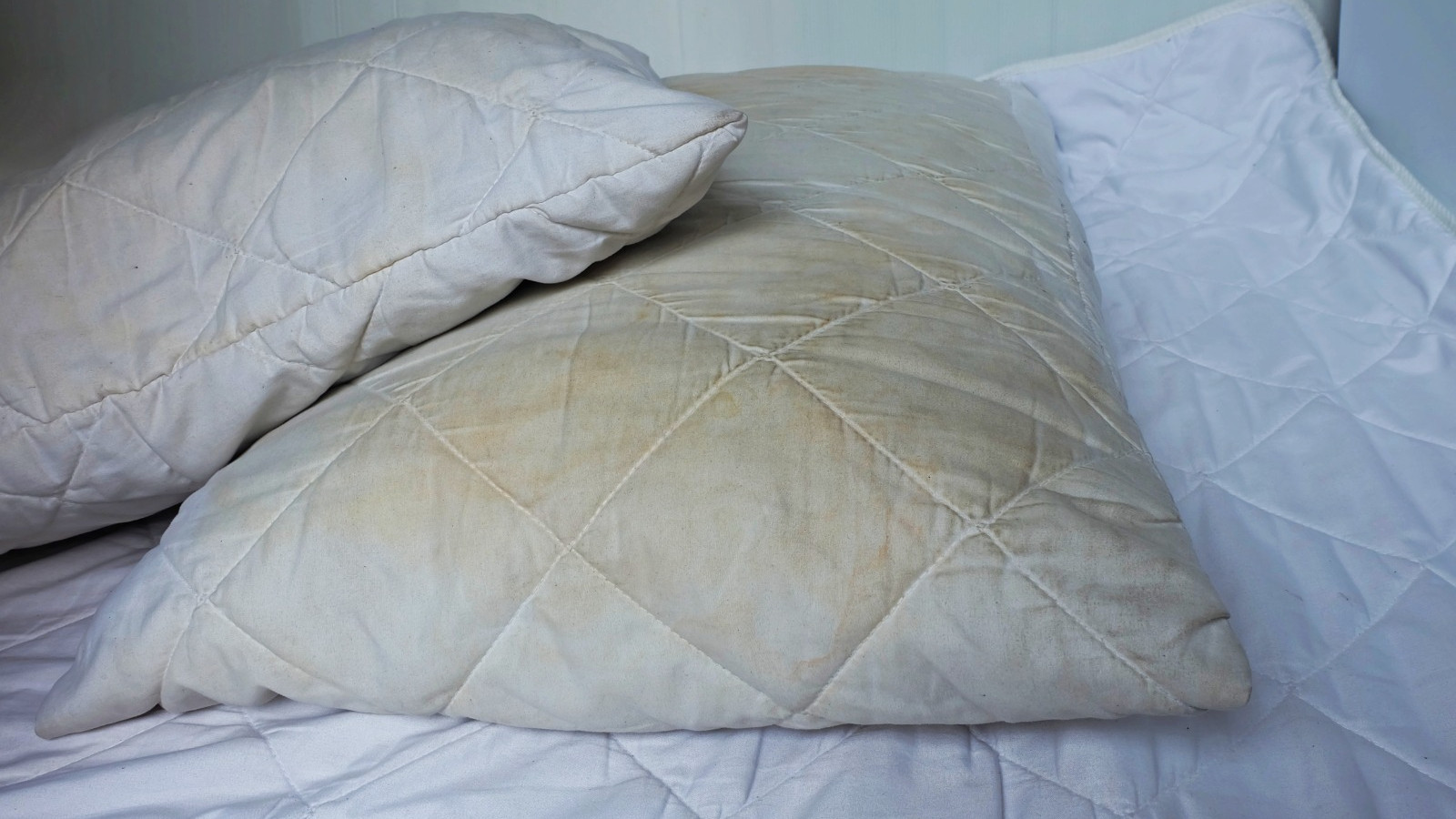 Dakikalar içinde lekelerden eser kalmıyor! Sararan yastıkları temizlemenin en kolay yolu meğer buymuş