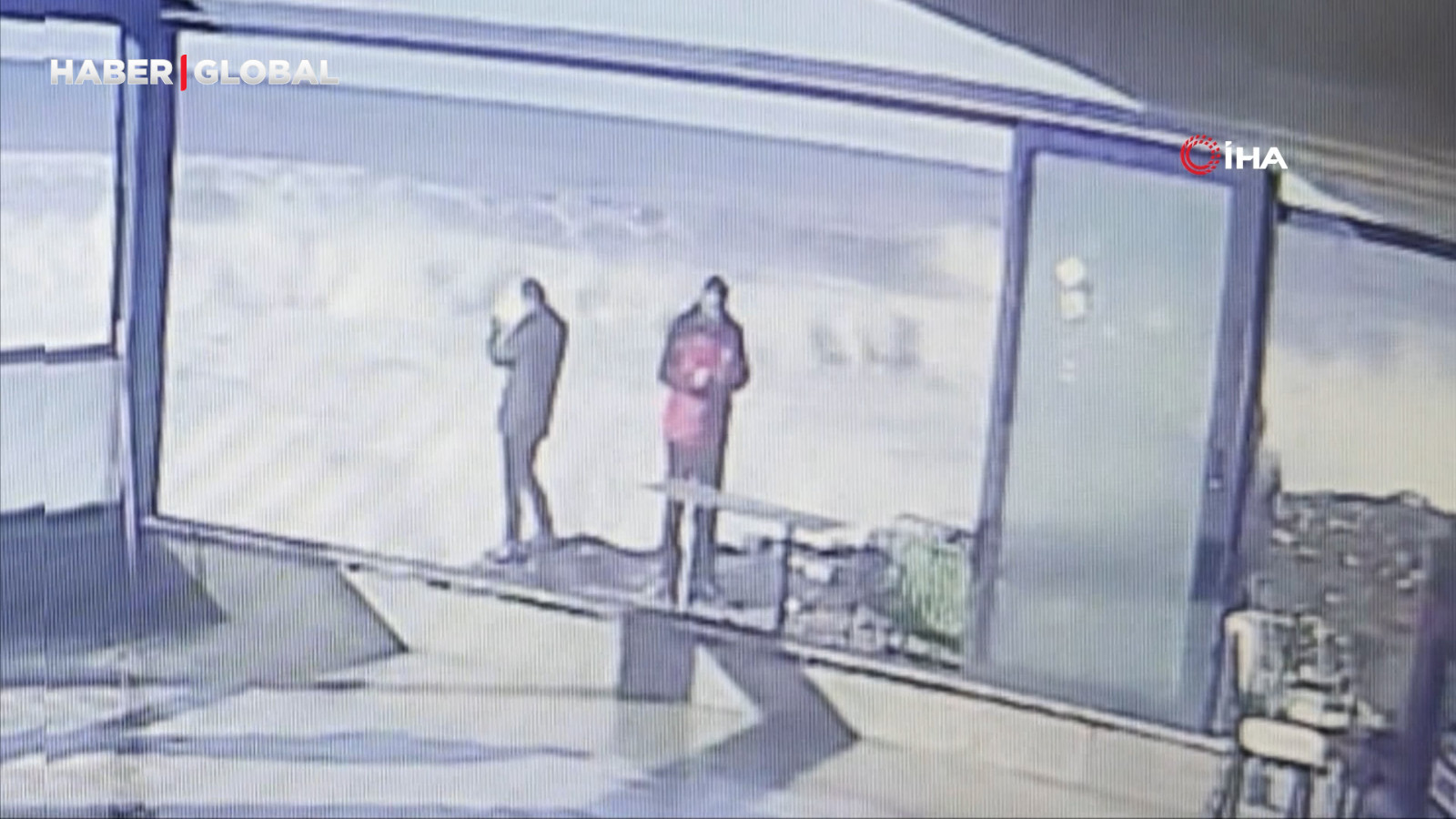 Dev dalgaları görüntülemek isterken az kalsın suya kapılıyordu