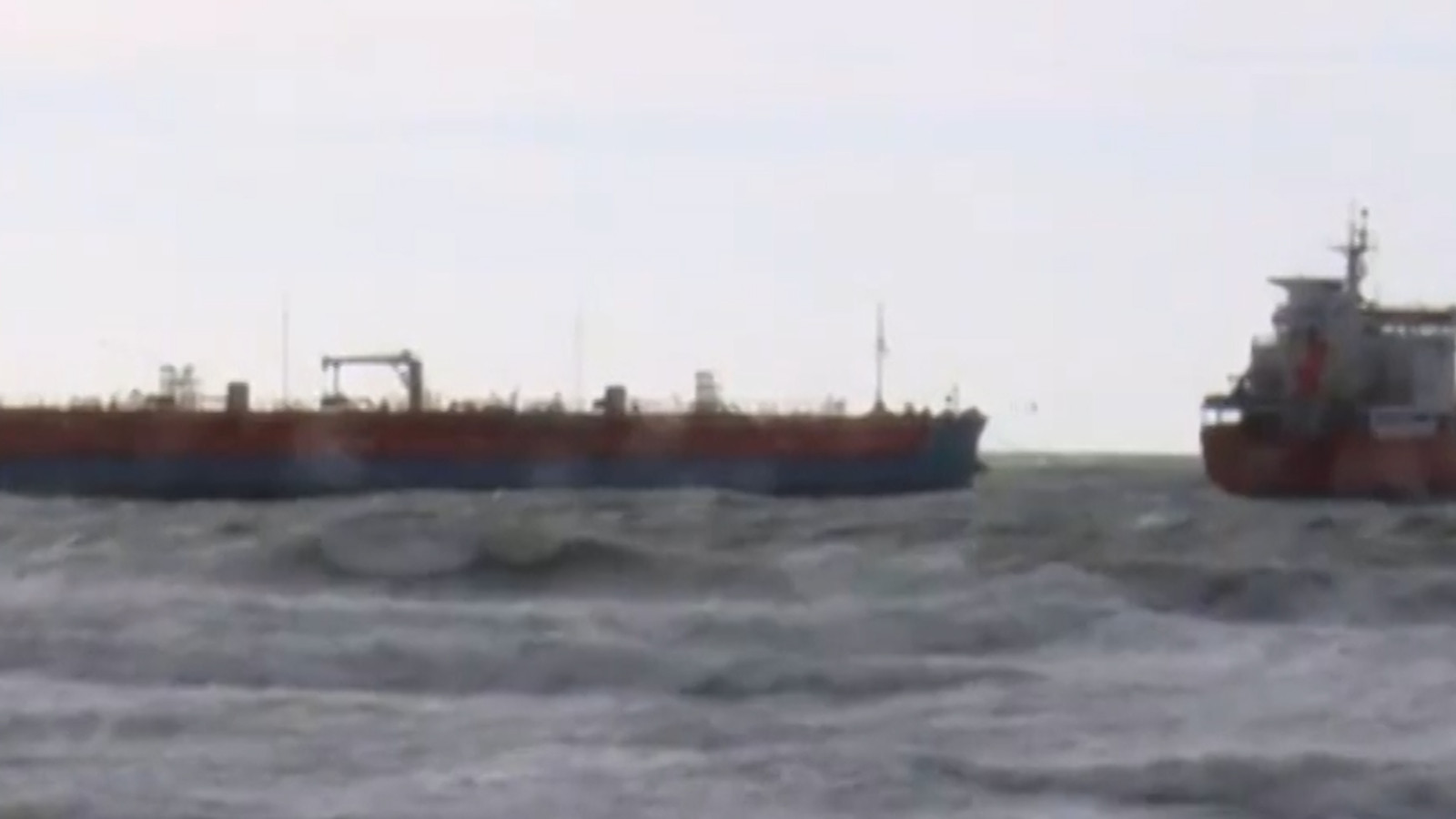 İstanbul'da iki tankerden acil durum çağrısı!