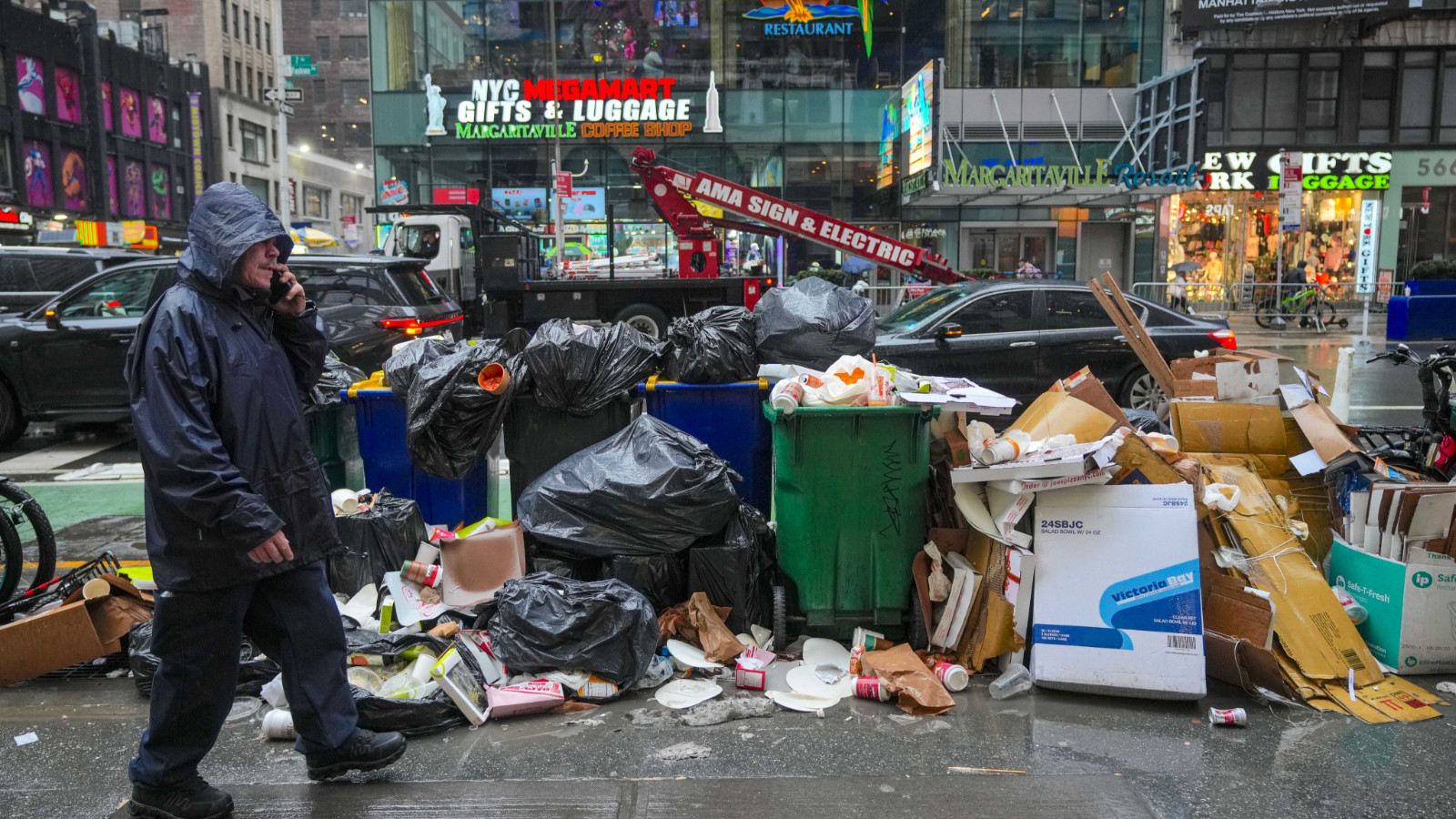 New York'un en ünlü meydanı Times Square çöplüğe döndü!