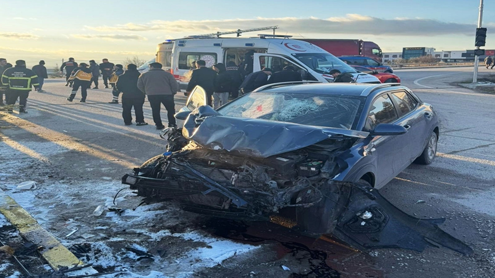 Öğrenci servis minibüsü ile otomobil çarpıştı: Yaralılar var