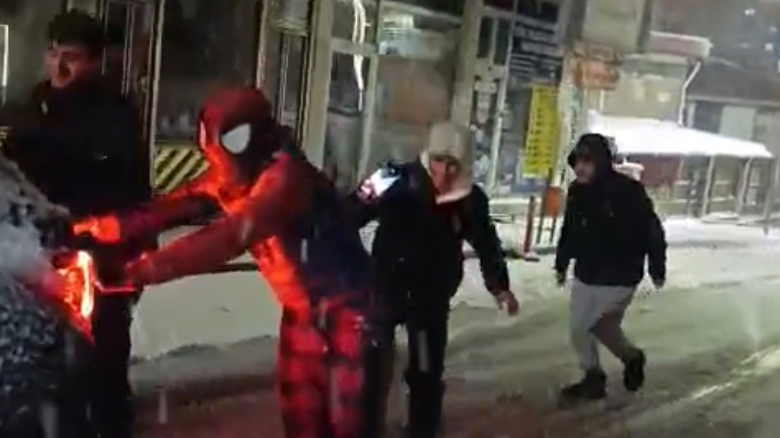 "Örümcek Adam" sürücülerin imdadına yetişti