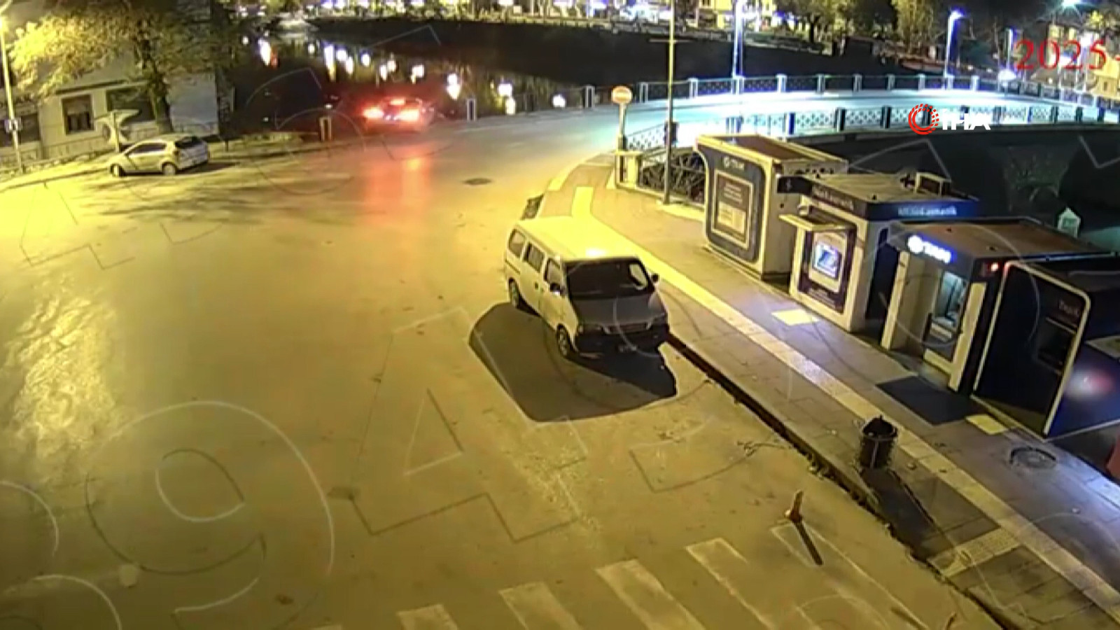 Otomobil köprüden Yeşilırmak Nehri'ne uçtu! Kaza anları kamerada