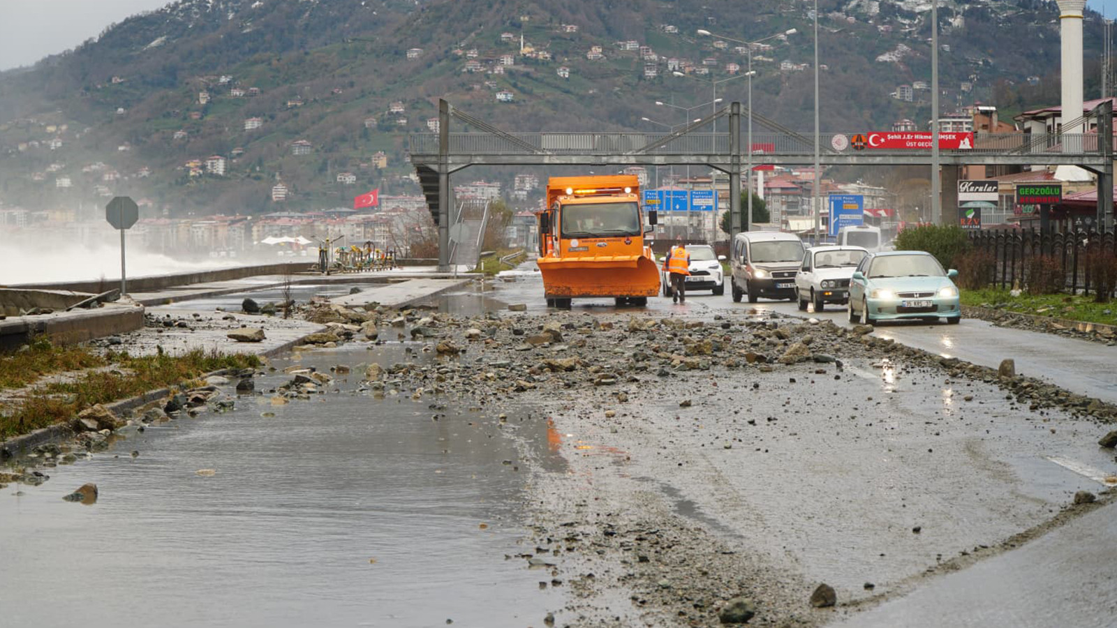 Rize'de kuvvetli fırtına; dalgalar sahil yoluna ulaştı
