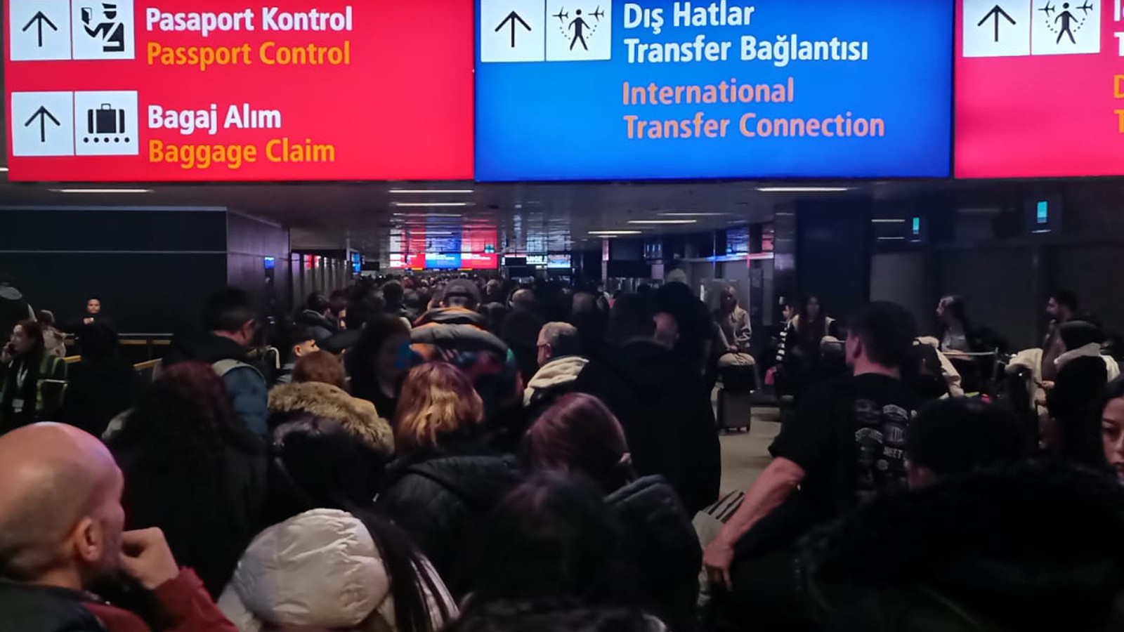 Sabiha Gökçen Havalimanı’nda sistem krizi: Binlerce yolcu pasaport kuyruğunda mahsur kaldı
