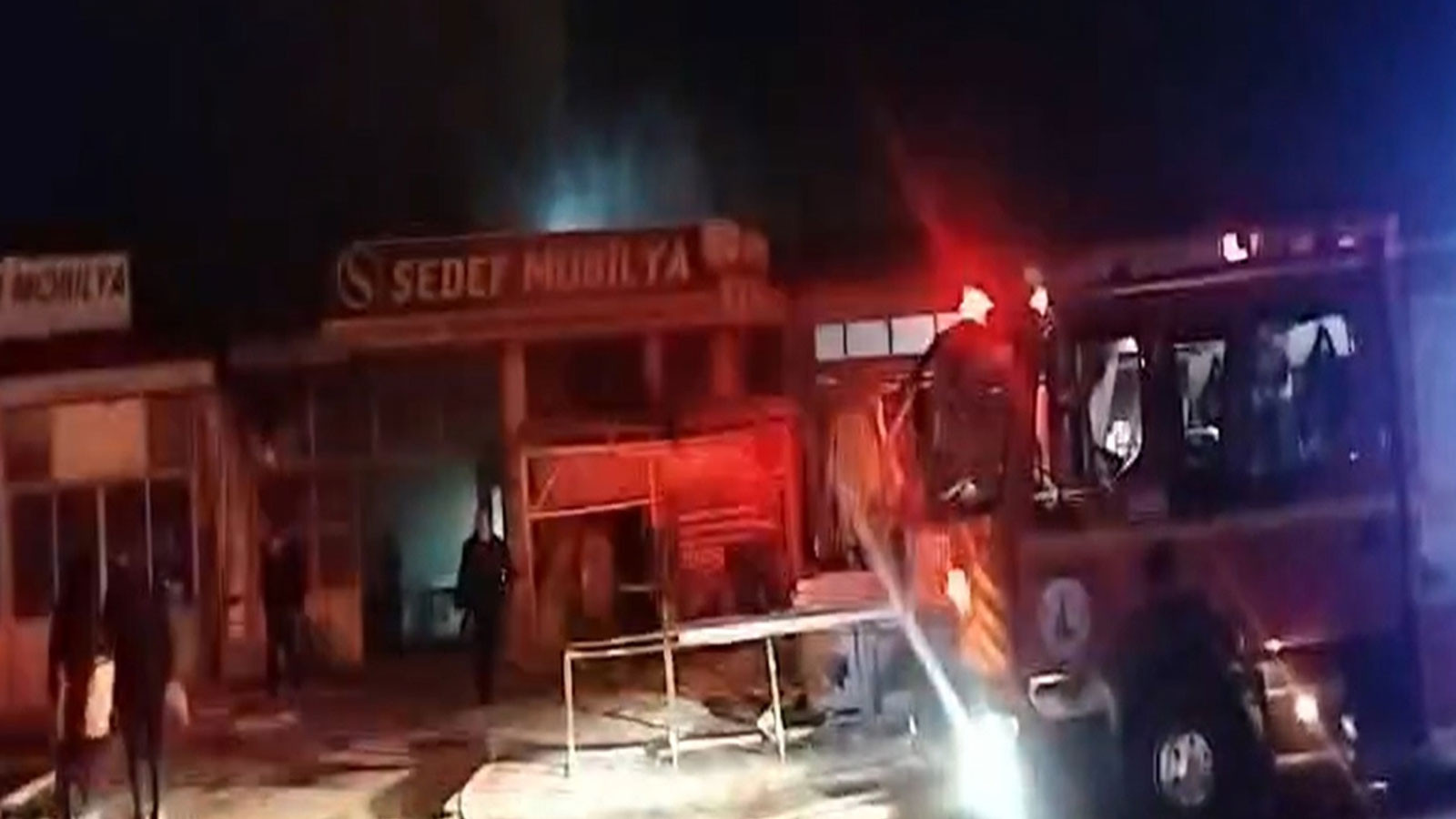 Sivas'ta mobilya atölyesinde yangın paniği