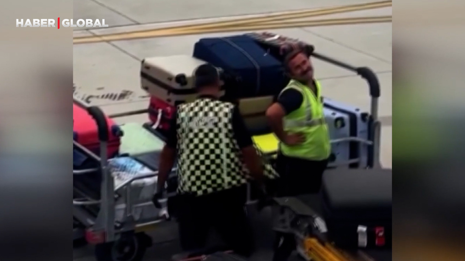 Uçağa valizleri yüklerken meşhur olan cilveli rampacı sosyal medyada viral oldu