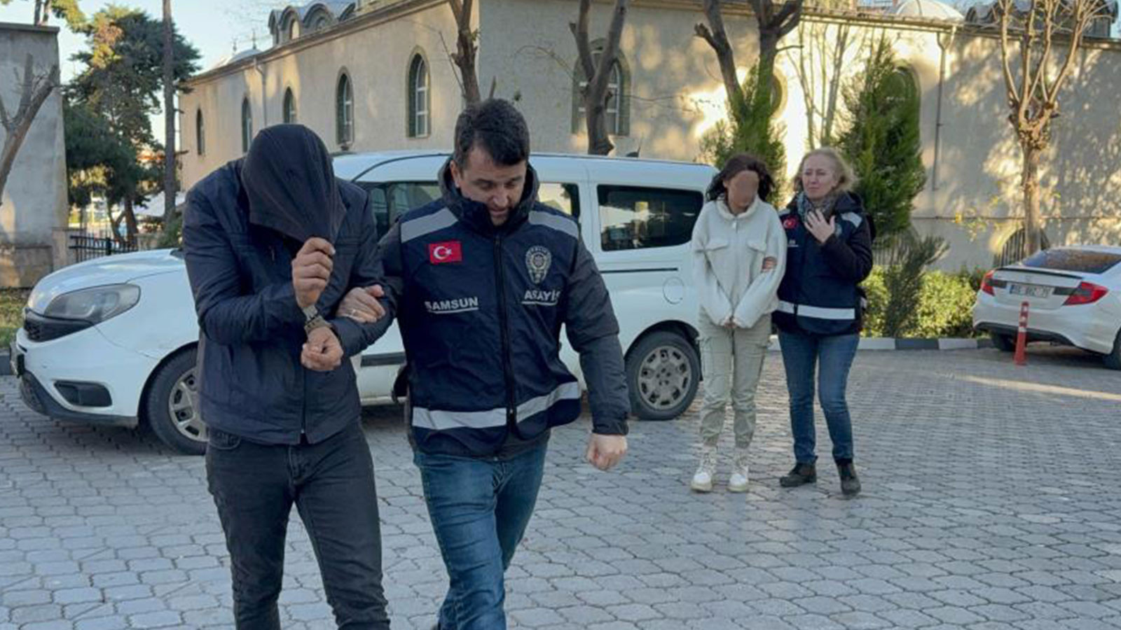 Üşüyünce girdikleri evden 50 bin liralık televizyon çaldılar