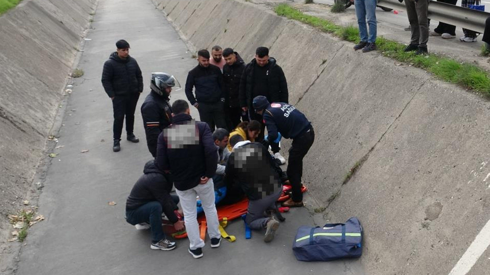 Yayaya yol vermek istedi, savrulup kanala uçtu