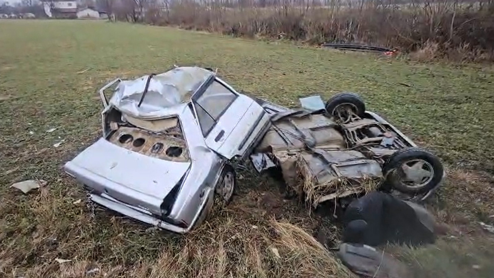 Ağaca çarpan otomobil ikiye bölündü!