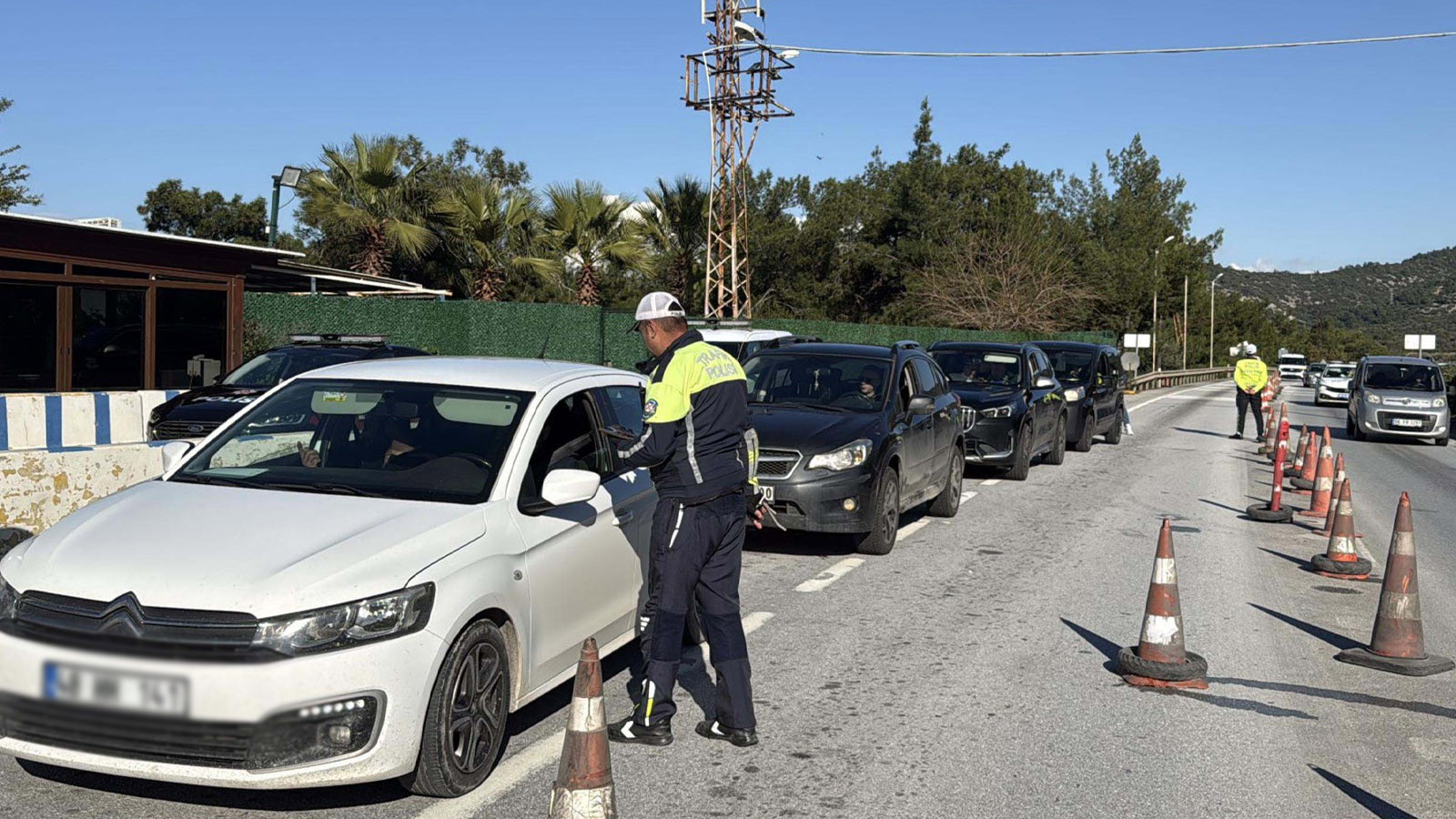 Akın akın geliyorlar! Turistik ilçeye yılbaşı öncesinde 10 bin araç giriş yaptı