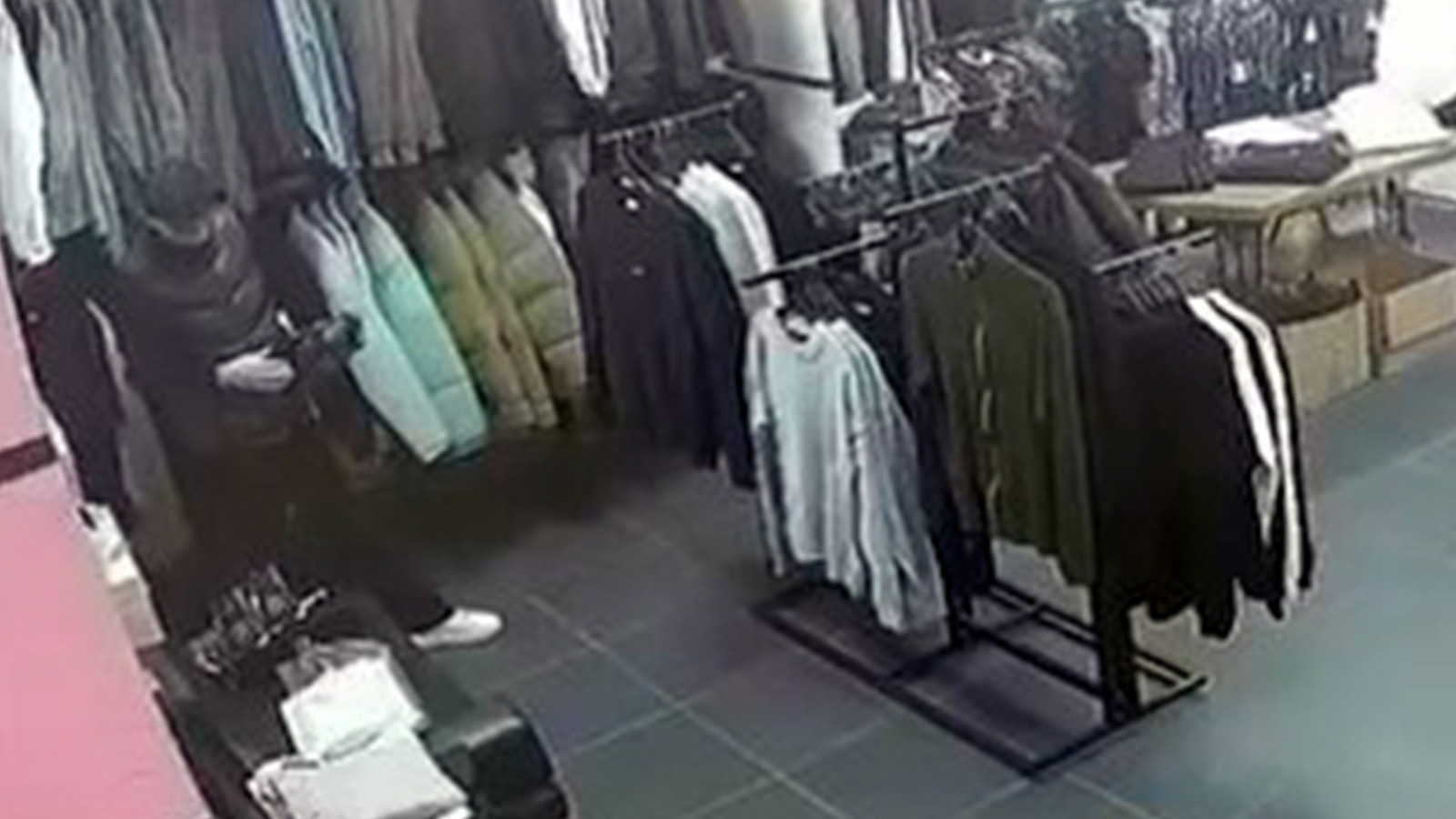 Avcılar’da ayakkabı hırsızlığı! Güvenlik kameraları kaydetti