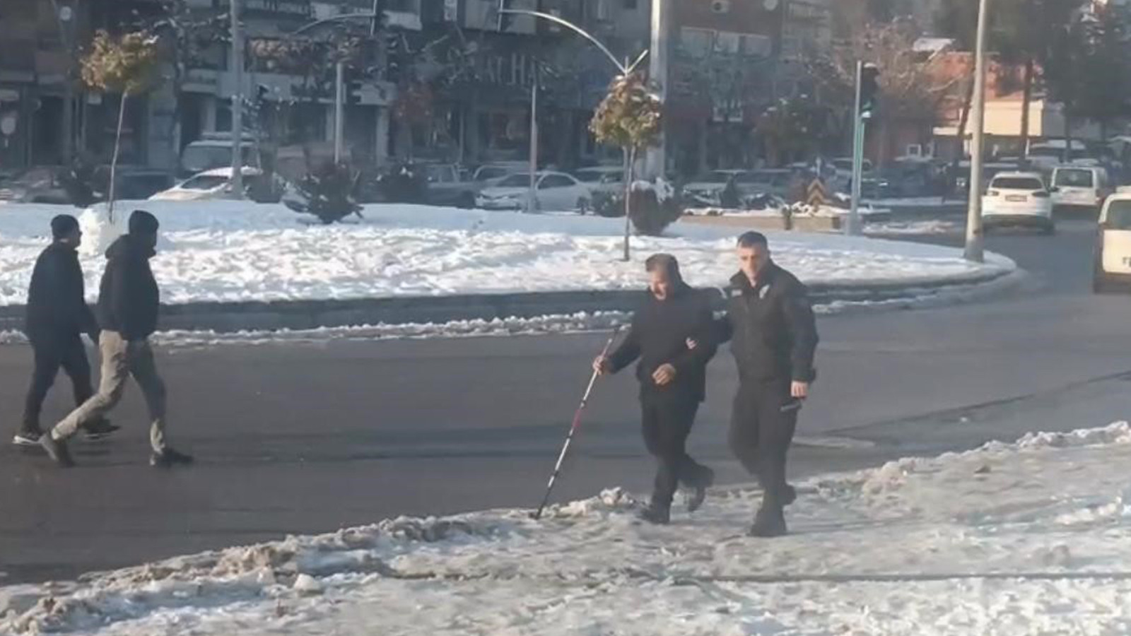 Batman polisinden örnek davranış: Markete kadar eşlik etti