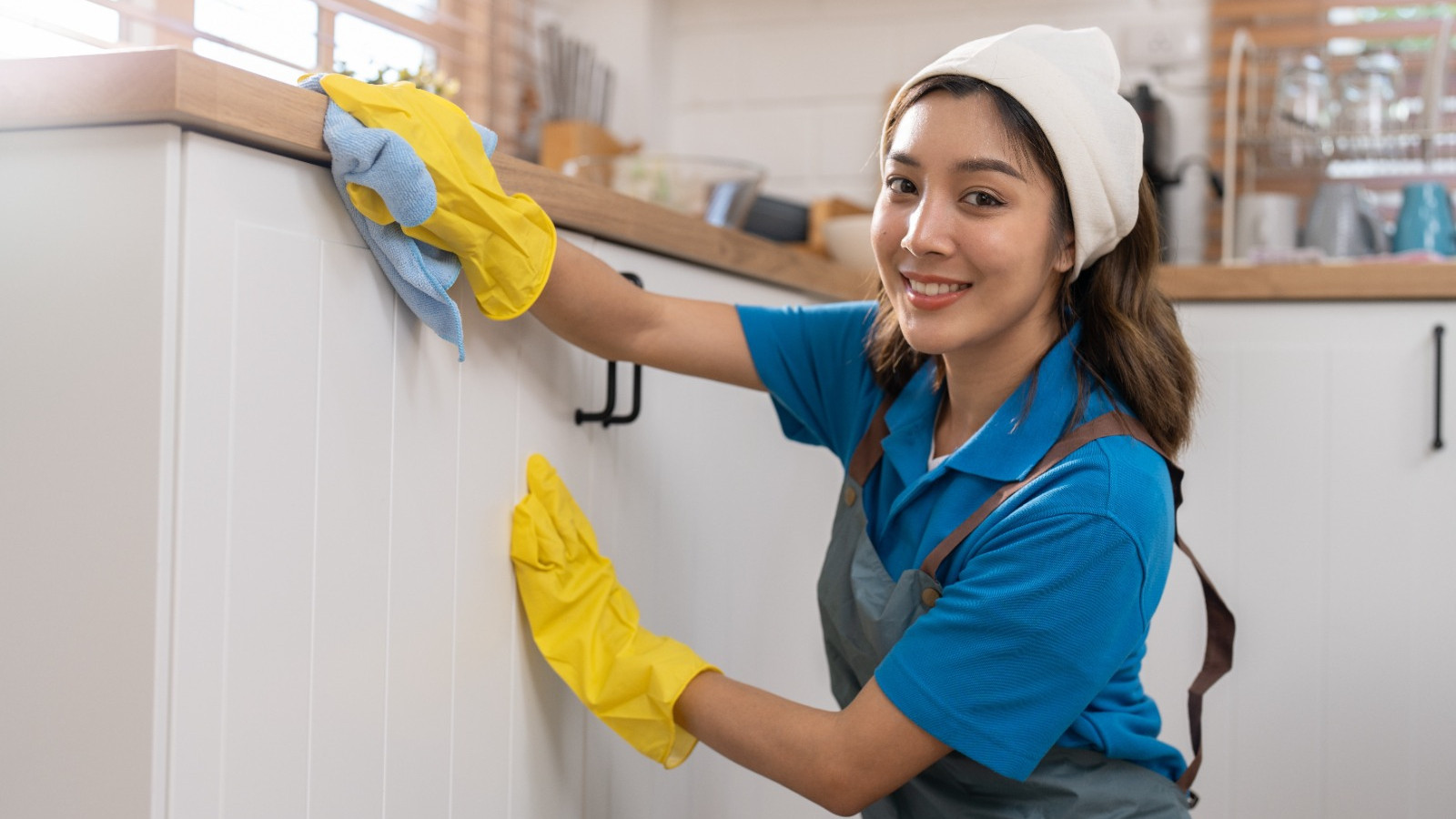 Deterjana gerek bile kalmadan temizliyor! Mutfak dolaplarındaki yağ lekelerine son veren doğal yöntem