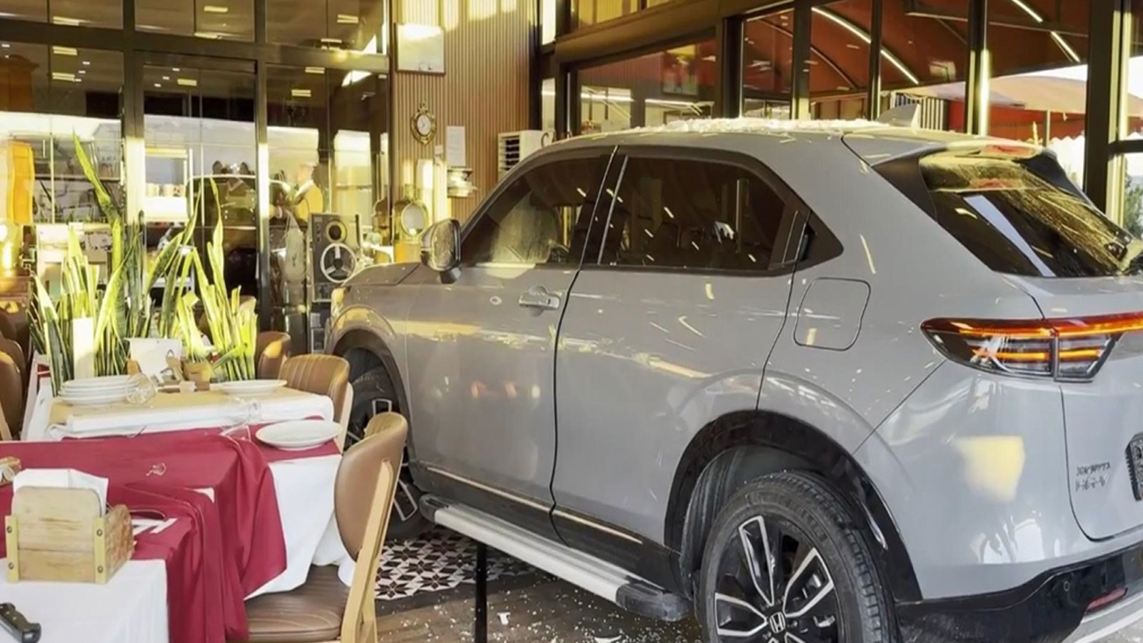 Esenyurt’ta korku dolu anlar: Ünlü müzisyenin aracı restorana girdi