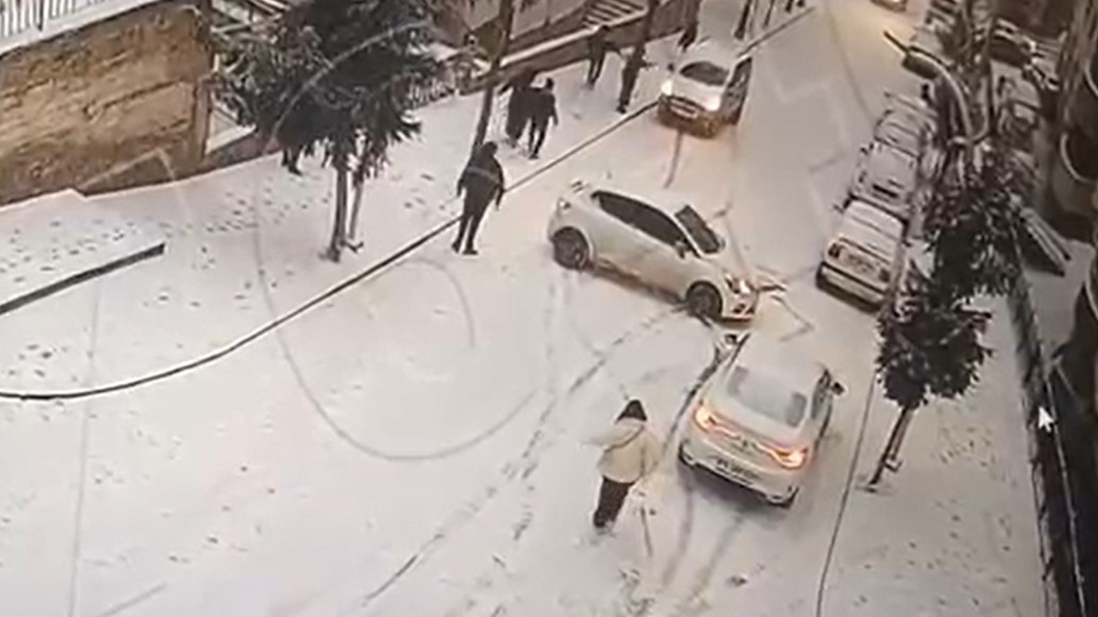 Gümüşhane'de araçların buzla imtihanı! O anlar kamerada