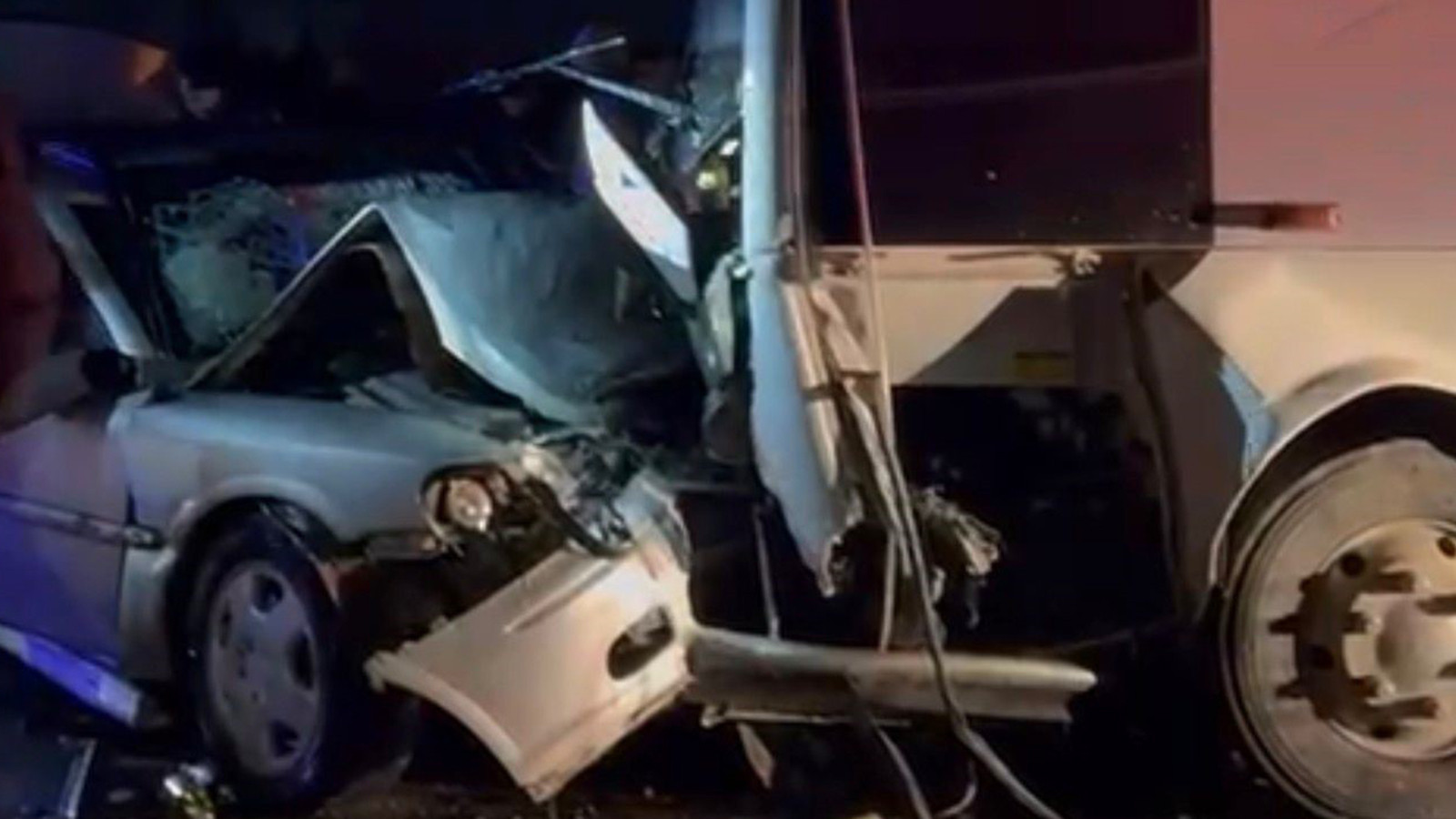 İşçi servisi ile otomobil çarpıştı: 1 ölü, 13 yaralı