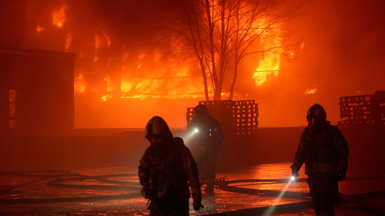 Esenyurt'ta büyük fabrika yangını! Alevler iyice büyüyor