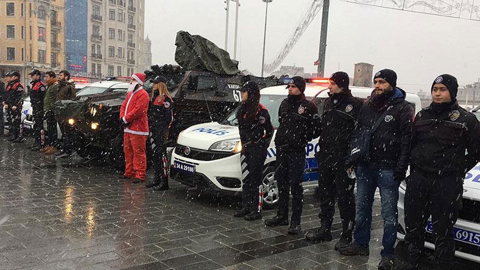 İstanbul polisi yeni yılın huzurlu ve güvenli geçmesi için görev başında